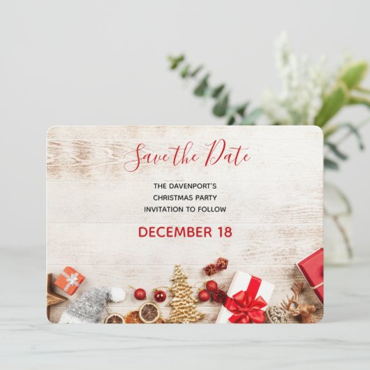 Rustige houtafbeelding met kerstobjecten save the date (Staand voorkant)