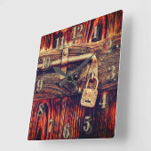 Rustige houten deur met antiek remklok vierkante klok (Hoek)