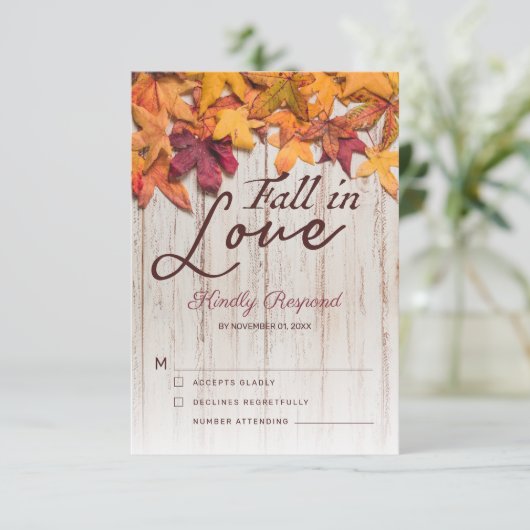 Rustige houten Herfst in liefdesval RSVP Kaartje (Staand voorkant)