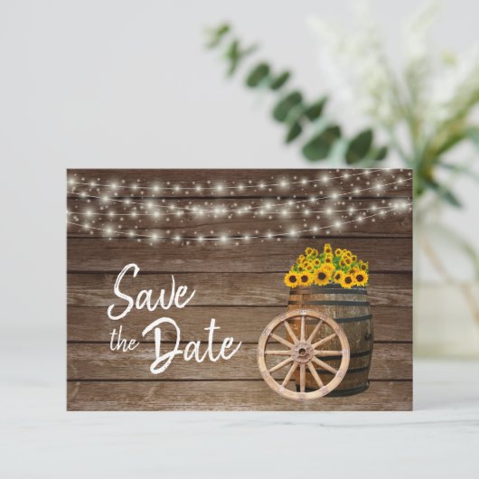 Rustige houten loop en zonnebloemen - Bewaar de da Save The Date (Staand voorkant)