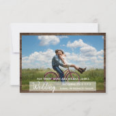 Rustige houten loop en zonnebloemen - Bewaar de da Save The Date (Achterkant)