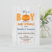 Rustige houtpompoen babyjongen sprinkle-uitnodigin kaart (Staand voorkant)