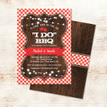 Rustige I DO BBQ Couples Shower Engagement Party Kaart<br><div class="desc">Dit ontwerp kenmerkt koordlichten en harten op een rode gingham, een rustige houtachtergrond. Klik de aanpassingsknoop voor meer opties om uw eigen douanetekst toe te voegen! De variaties van dit ontwerp, extra kleuren, evenals de coördinerende producten zijn beschikbaar in onze winkel, zazzle.com/store/doodlelulu. Neem contact met ons op als je dit...</div>