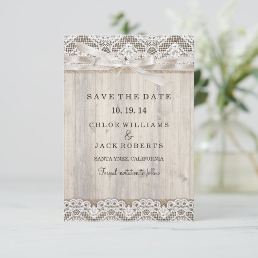 Rustige kant en houten bruiloft sparen de datum save the date (Staand voorkant)