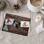Rustige kerstboom 3 Foto's en licht, houten Kaart<br><div class="desc">Stuur een leuke,  leuke kerstboom met drie foto's en licht,  een kerstkaart met hout,  compleet met uw foto's,  voor de Feestdagen. Bekijk ons collectie voor kerstKaart voor kaarten met een ander lettertype. Geschikt voor drie foto's.</div>