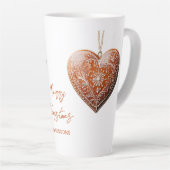 Rustige kerstkoek versierd traditioneel latte mok (Rechterhoek)