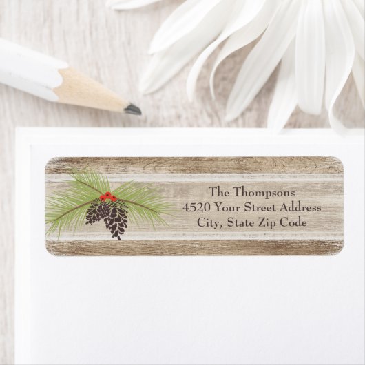 Rustige kerstpine Branch & Berries Woodgrain Etiket (Insitu)