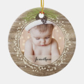 Rustige kerstpine Branch & Berries Woodgrain Keramisch Ornament (Voorkant)