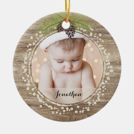 Rustige kerstpine Branch & Berries Woodgrain Keramisch Ornament (Voorkant)