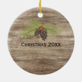Rustige kerstpine Branch & Berries Woodgrain Keramisch Ornament (Achterkant)