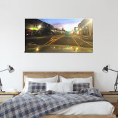 Rustige kleine dorpsstraat bij zonsondergang canvas afdruk (Insitu (Slaapkamer))
