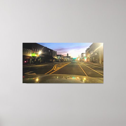 Rustige kleine dorpsstraat bij zonsondergang canvas afdruk (Voorkant)