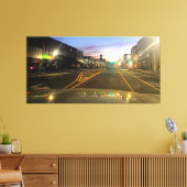 Rustige kleine dorpsstraat bij zonsondergang canvas afdruk (Insitu (Woonkamer))