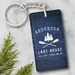 Rustige Lake House Boat Oars Tree Blue Wood 2 Side Sleutelhanger<br><div class="desc">Maak kennis met de sleutels tot uw vakantiewoning met prachtige, rustige, dubbelzijdige toetsenborden. Deze sleutelhanger is rechthoekig, gemaakt van duurzame acryl en bevat uw persoonlijke familienaam en "Lake House" of andere gewenste tekst, samen met de vastgestelde datum en plaats. Het aangepaste, unieke ontwerp is voorzien van een wit silhouet van...</div>