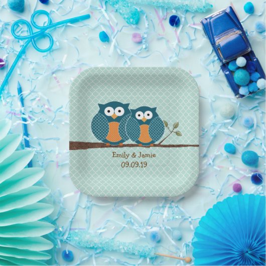 Rustige Land Blauwgroen stuteigenaar zit in een bo Papieren Bordje (Feest)