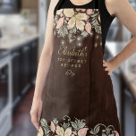 Rustige landelegante keukenchef schort<br><div class="desc">Chef-gepersonaliseerde  rustige keukenschoorn met een delicaat zwarte roze,  perachycrème en groene florale botanische wilde bloemen grenst aan een donkerbruine schuur-achtergrond met tekenverlichting.             Het kan een mooi cadeau voor je eigen keuken zijn of een persoonlijk cadeau voor iemand speciaal,  jarig,  jarig,  kerstfeest,  vrijgezellenfeest of een huwelijkscadeau.</div>