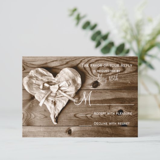 Rustige landelijke Barn Wood Heart Wedding RSVP-ka RSVP Kaartje (Staand voorkant)
