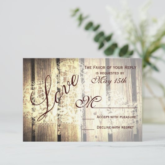 Rustige landelijke Barn Wood Love Weddenschap RSVP (Staand voorkant)