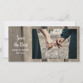 Rustige Landelijke Barn Wood Wedding Save the Date (Voorkant)