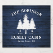 Rustige landengezinscabine Trees Blue Wood Print Likeurfles Etiket (Enkel label)