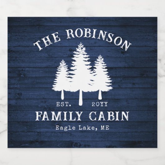 Rustige landengezinscabine Trees Blue Wood Print Likeurfles Etiket (Enkel label)