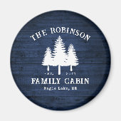 Rustige landengezinscabine Trees Blue Wood Print Magneet (Voorkant)