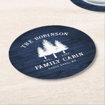 Rustige landengezinscabine Trees Blue Wood Print