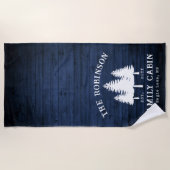 Rustige landengezinscabine Trees Blue Wood Print Strandlaken (Voorkant)