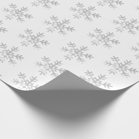 Rustige lichte grijze sneeuwvlokken Wit Cadeaupapier (Hoek)