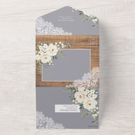Rustige lichte, grijze, witte, houten bruiloft all in one uitnodiging (Buitenkant)