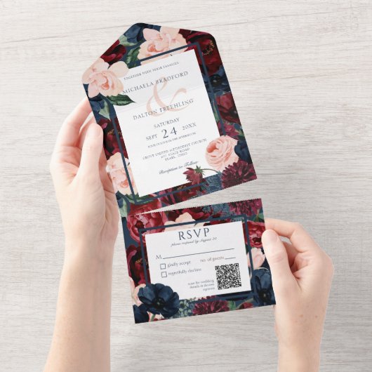 Rustige marineblauw strand & Bourgogne Floral QR-c All In One Uitnodiging (Afscheurbaar)
