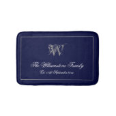 Rustige Monogram + Familienaam Wedding Gift Badmat (Voorkant)
