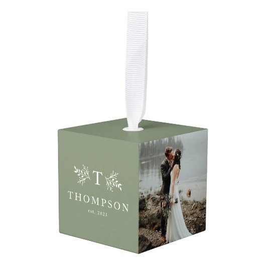 Rustige monogram groene newlywed drie foto decoratie (Voorkant hoekig)