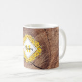 Rustige monogram zonnebloemen & houtextuur koffiemok (Voorkant rechts)