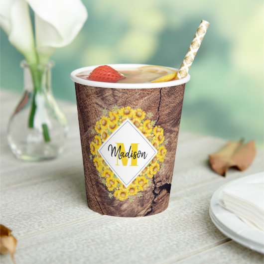 Rustige monogram zonnebloemen & houtextuur papieren bekers (Insitu)