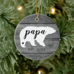 Rustige naam Beer Hartgeboorte Keramisch Ornament<br><div class="desc">Viel je pasgeborene met dit keepjesornament dat hout bevat met een verhard beer met een hart en het woord "papa". Personaliseer het jaar en je favoriete foto. Stuur me een e-mail naar JMR._Designs@yahoo.com als je hulp nodig hebt of een speciale aanvraag hebt.</div>