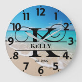 Rustige oceaan strand K monogram Grote Klok (Voorkant)