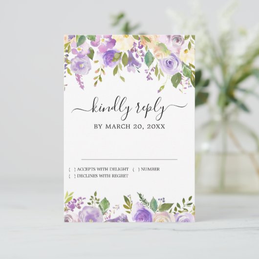 Rustige Paarse Floral Wedding RSVP Kaartje (Staand voorkant)