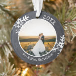 Rustige Pas getrouwd van Chalkboard Snowflake 1 ke Ornament<br><div class="desc">Dit is een perfect ornament voor een familiecadeau. Met zijn krijtbord en witte rustige sneeuwvlokken versiert u de boom met dit aangepaste ontwerp.</div>