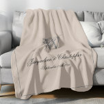 Rustige persoonlijke Pas getrouwd Keepomwille Mono Fleece Deken<br><div class="desc">Rustic Chic Warm Beige Persoonlijke Pas getrouwd Keepomwille Monogram Fleece Blanket. Gepersonaliseerde warme beige en grijze monogrammed Fleece Blanket. Stijlvol manuscript voor het monogram initiaal van de achternaam, en de namen van de bruid en de groom en de trouwdatum op een eenvoudige elegante warme beige achtergrond. Het perfecte geschenk voor...</div>
