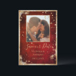 Rustige Photo Red Gold Flat Save The Date<br><div class="desc">Stuur deze mooie foto-bruiloft "Save the Date"-kaart naar al je familie en vrienden om hen vriendelijk uit te nodigen voor je speciale gelegenheid. De rode rode rustige achtergrond is zo'n rijke blik. Opgemaakt in faux gold glitter om de toon te zetten voor romantische en klassieke elegantie. Goudspatten eindigen met deze...</div>