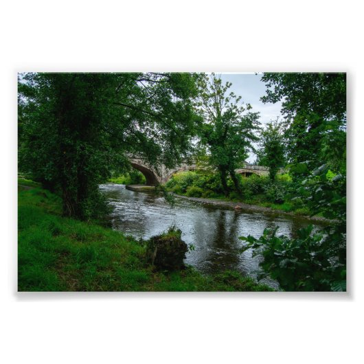 Rustige rivier Elwy en St Asaph-brug Foto Afdruk (Voorkant)