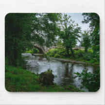 Rustige rivier Elwy en St Asaph-brug