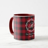 Rustige rode Buffalo geruite Kerstkrans Monogram Mok (Voorkant links)