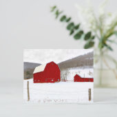 Rustige rode houtsbarrières in een sneeuwwinterscè briefkaart (Staand voorkant)