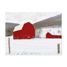 Rustige rode houtsbarrières in een sneeuwwinterscè