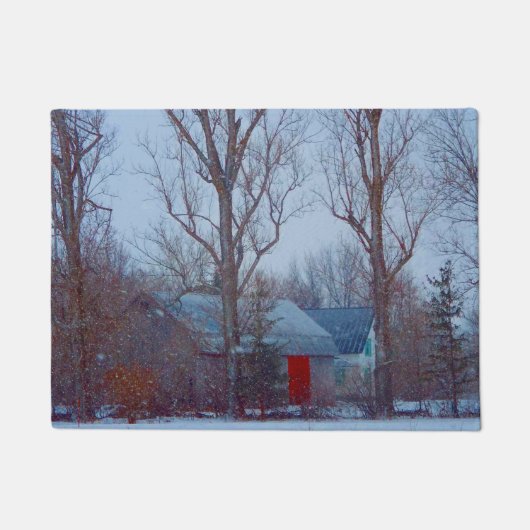 Rustige rode schuur in wintersneeuwval deurmat (Voorkant)