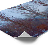 Rustige rode schuur in wintersneeuwval poster (Hoek)