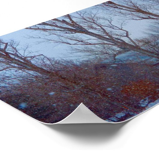 Rustige rode schuur in wintersneeuwval poster (Hoek)