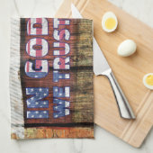 Rustige rode vervaagde schuur met grendel In God v Theedoek (Quarter Fold)